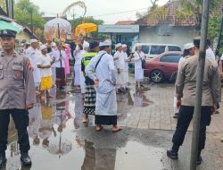 Harmonisasi Umat Terjaga, Polsek Krembung Kawal Upacara Suci Piodalan di Pura Margo Wening